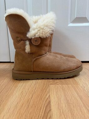 UGG Chestnut Bailey II Button Boot Size 10